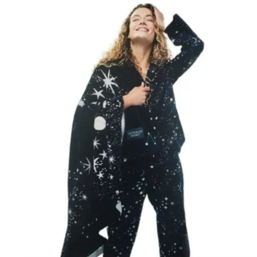 Rare & NWT Victoria’s Secret Galaxy Celestial Sherpa Throw Blanket - Picture 12 of 12
